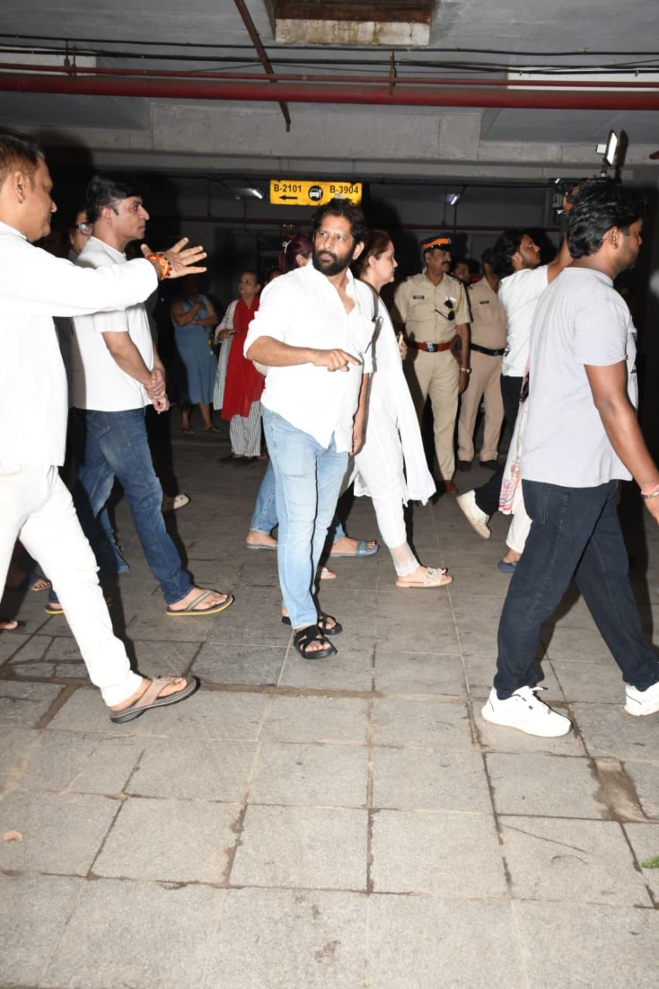 Actor Raj Arjun, father of Sara Arjun, was also present at Pradeep Rawat's last rites. The South and Bollywood actor paid his respects to the late veteran.